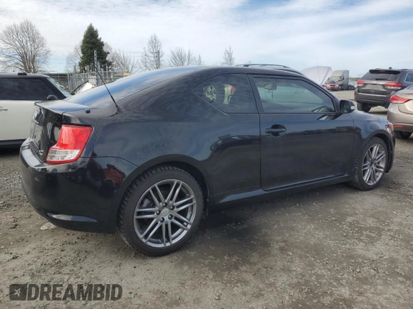 2013 Scion tC z VIN JTKJF5C78D3054796, wystawiony jako Copart lot #46947135 z przebiegiem 133 805 mil mil oraz Szkody całkowita. Historia ofert i sprzedaży dostępna na DreamBid. Obrazek 3.