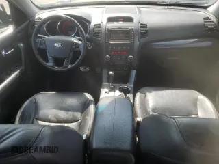 2012 Kia Sorento SX z VIN 5XYKW4A28CG193611, wystawiony jako Copart lot #57659935 z przebiegiem 203 349 mil mil oraz Szkoda całkowita • Salvage title. Historia ofert i sprzedaży dostępna na DreamBid. Obrazek 8.