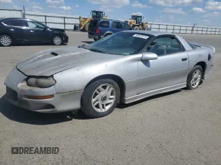 2002 Chevrolet Camaro z VIN 2G1FP22K722128049, wystawiony jako Copart lot #56987615 z przebiegiem 87 689 mil mil oraz Szkoda całkowita • Salvage title. Historia ofert i sprzedaży dostępna na DreamBid. Obrazek 1.