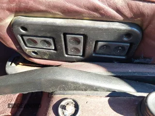 1984 Porsche 928 z VIN WP0JB0925ES860300, wystawiony jako IAAI lot #41581309 z przebiegiem 115 151 mil mil oraz . Historia ofert i sprzedaży dostępna na DreamBid. Obrazek 18.