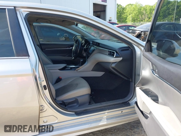 2018 Toyota Camry LE z VIN JTNB11HK7J3045966, wystawiony jako IAAI lot #42069246 z przebiegiem 138 960 mil mil oraz . Historia ofert i sprzedaży dostępna na DreamBid. Obrazek 5.