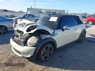 2010 MINI Convertible S z VIN WMWMS3C57ATY08721, wystawiony jako IAAI lot #41740378 z przebiegiem 122 880 mil mil oraz . Historia ofert i sprzedaży dostępna na DreamBid. Obrazek 2.