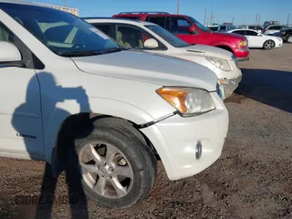 2010 Toyota RAV4 Limited с VIN JTMYK4DV1A5026573, выставлен на аукционе IAAI как лот 41296523 с пробегом 200 265 миль миль и . История ставок и продаж доступна на DreamBid. Изображение 17.