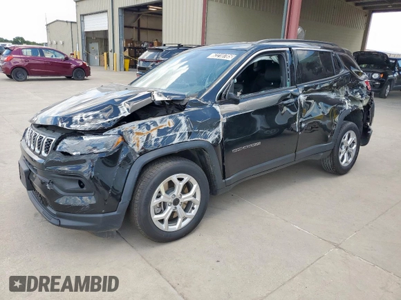 2025 Jeep Compass Latitude z VIN 3C4NJDBN1ST523066, wystawiony jako Copart lot #62210785 z przebiegiem 17 662 mil mil oraz Czysty tytuł • Clean title. Historia ofert i sprzedaży dostępna na DreamBid. Obrazek 1.