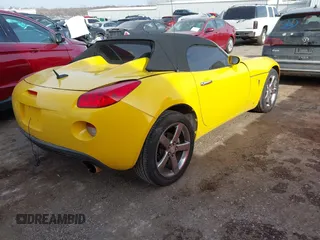 2007 Pontiac Solstice z VIN 1G2MB35B77Y132275, wystawiony jako IAAI lot #41435627 z przebiegiem 87 635 mil mil oraz . Historia ofert i sprzedaży dostępna na DreamBid. Obrazek 4.