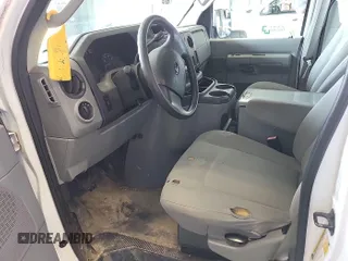 2011 Ford Econoline Cargo Commercial z VIN 1FTNE2EL1BDA70897, wystawiony jako IAAI lot #42531652 z przebiegiem 153 804 mil mil oraz . Historia ofert i sprzedaży dostępna na DreamBid. Obrazek 1.