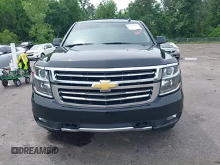 2017 Chevrolet Tahoe LT z VIN 1GNSKBKC8HR311969, wystawiony jako IAAI lot #42126414 z przebiegiem 160 994 mil mil oraz . Historia ofert i sprzedaży dostępna na DreamBid. Obrazek 12.