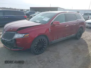 2014 Lincoln MKT EcoBoost z VIN 2LMHJ5ATXEBL58430, wystawiony jako IAAI lot #41657571 z przebiegiem 58 502 mil mil oraz . Historia ofert i sprzedaży dostępna na DreamBid. Obrazek 18.