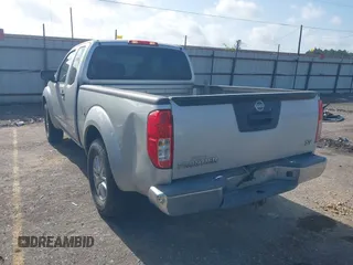 2015 Nissan Frontier S z VIN 1N6BD0CT7FN716390, wystawiony jako IAAI lot #42519222 z przebiegiem 175 588 mil mil oraz . Historia ofert i sprzedaży dostępna na DreamBid. Obrazek 3.