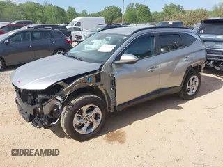2024 Hyundai Tucson SEL z VIN 5NMJBCDE5RH299830, wystawiony jako IAAI lot #42043894 z przebiegiem 19 340 mil mil oraz . Historia ofert i sprzedaży dostępna na DreamBid. Obrazek 2.