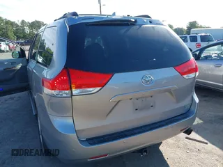 2012 Toyota Sienna XLE z VIN 5TDDK3DC6CS044409, wystawiony jako IAAI lot #42409389 z przebiegiem 231 567 mil mil oraz . Historia ofert i sprzedaży dostępna na DreamBid. Obrazek 6.
