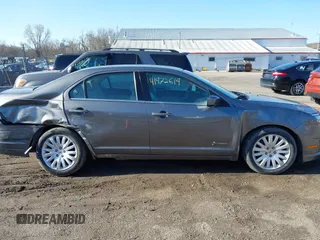 2010 Ford Fusion Hybrid z VIN 3FADP0L35AR423330, wystawiony jako IAAI lot #41972619 z przebiegiem 154 026 mil mil oraz . Historia ofert i sprzedaży dostępna na DreamBid. Obrazek 13.