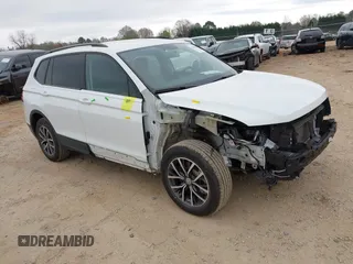 2021 Volkswagen Tiguan S z VIN 3VV1B7AX5MM086946, wystawiony jako IAAI lot #41763747 z przebiegiem 41 713 mil mil oraz . Historia ofert i sprzedaży dostępna na DreamBid. Obrazek 1.