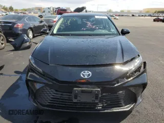 2025 Toyota Camry LE z VIN 4T1DAACK1SU566211, wystawiony jako Copart lot #60245455 z przebiegiem 9 223 mil mil oraz Czysty tytuł • Clean title. Historia ofert i sprzedaży dostępna na DreamBid. Obrazek 5.
