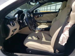 2018 Mercedes-Benz SLC 300 z VIN WDDPK3JA6JF152323, wystawiony jako Copart lot #51812223 z przebiegiem 24 861 mil mil oraz . Historia ofert i sprzedaży dostępna na DreamBid. Obrazek 7.