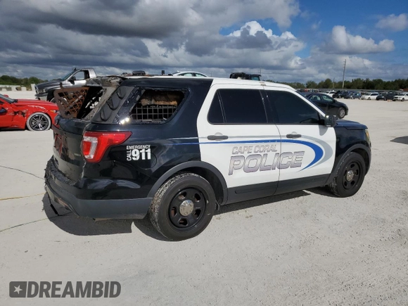 2016 Ford Utility Police Interceptor with VIN 1FM5K8AR8GGC26327, listed as a Copart auction lot 84211204 with 0 mi miles and Salvage Title. Bid and sale history available at carsss.com. Image 3.