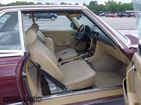 1985 Mercedes-Benz 380 z VIN WDBBA45C0FA026342, wystawiony jako IAAI lot #42197536 z przebiegiem 116 373 mil mil oraz . Historia ofert i sprzedaży dostępna na DreamBid. Obrazek 5.