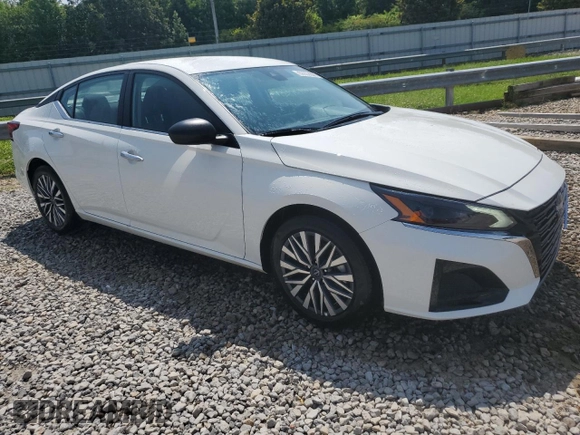 2025 Nissan Altima SV z VIN 1N4BL4DV5SN393597, wystawiony jako Copart lot #59698375 z przebiegiem 1 490 mil mil oraz Czysty tytuł • Clean title. Historia ofert i sprzedaży dostępna na DreamBid. Obrazek 4.