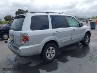 2008 Honda Pilot VP with VIN 5FNYF282X8B025262, listed as a IAAI auction lot 42110604 with 231,980 mi miles. Bid and sale history available at carsss.com. Image 4.