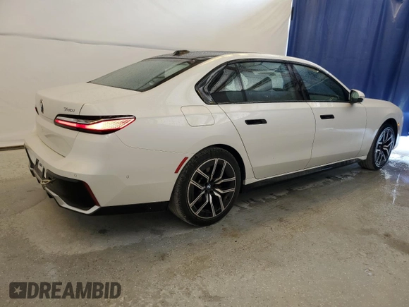 2024 BMW 7 Series 740i xDrive with VIN WBA33EH05RCR68996, listed as a Copart auction lot 73118674 with 14,266 mi miles and Salvage Title. Bid and sale history available at carsss.com. Image 3.