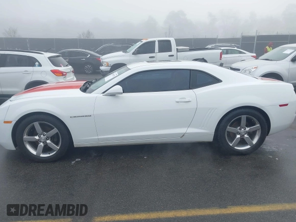 2011 Chevrolet Camaro 2LT z VIN 2G1FC1ED0B9197157, wystawiony jako IAAI lot #41485175 z przebiegiem 133 049 mil mil oraz . Historia ofert i sprzedaży dostępna na DreamBid. Obrazek 14.
