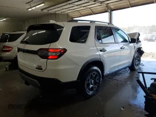 2025 Honda Pilot TrailSport z VIN 5FNYG1H67SB094346, wystawiony jako Copart lot #51415995 z przebiegiem 5 871 mil mil oraz Szkoda całkowita • Salvage title. Historia ofert i sprzedaży dostępna na DreamBid. Obrazek 3.