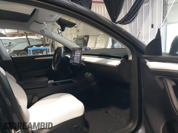 2024 Tesla Model Y Long Range z VIN 7SAYGDEEXRA226636, wystawiony jako IAAI lot #41622144 z przebiegiem 8 908 mil mil oraz . Historia ofert i sprzedaży dostępna na DreamBid. Obrazek 5.