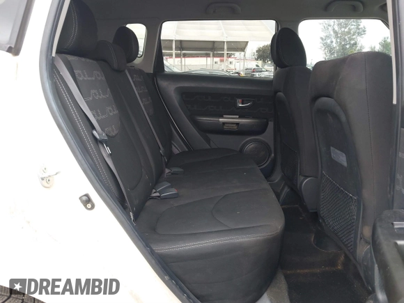2013 Kia Soul + z VIN KNDJT2A63D7756770, wystawiony jako IAAI lot #41528323 z przebiegiem 124 423 mil mil oraz . Historia ofert i sprzedaży dostępna na DreamBid. Obrazek 8.