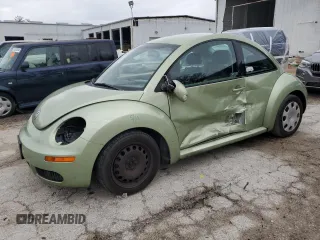 2010 Volkswagen New Beetle Coupe with VIN 3VWPW3AG3AM008387, listed as a Copart auction lot 81334704 with 154,214 mi miles and Salvage Title. Bid and sale history available at carsss.com. Image 1.