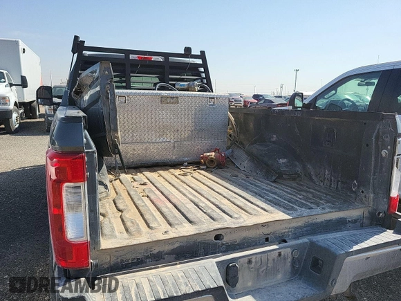 2019 Ford F-250 XL z VIN 1FT7W2BT1KEC50451, wystawiony jako IAAI lot #42504544 z przebiegiem 175 505 mil mil oraz . Historia ofert i sprzedaży dostępna na DreamBid. Obrazek 25.