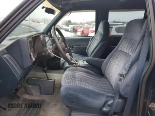 1994 Chevrolet Suburban z VIN 1GNFK16K4RJ348093, wystawiony jako Copart lot #87352784 z przebiegiem 118 442 mil mil oraz Nie do naprawy • Non repairable. Historia ofert i sprzedaży dostępna na DreamBid. Obrazek 7.