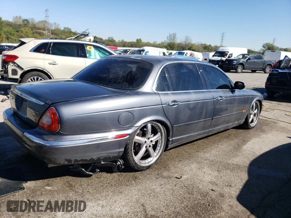 2005 Jaguar XJ Vanden Plas z VIN SAJWA82C65SG42753, wystawiony jako Copart lot #73792534 z przebiegiem 141 936 mil mil oraz Szkoda całkowita • Salvage title. Historia ofert i sprzedaży dostępna na DreamBid. Obrazek 3.