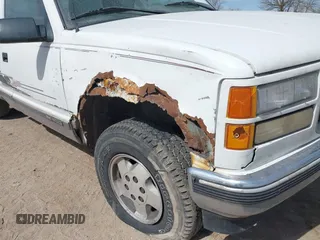 1995 GMC Sierra 1500 z VIN 2GTEK19K0S1580688, wystawiony jako IAAI lot #41811015 z przebiegiem 143 260 mil mil oraz . Historia ofert i sprzedaży dostępna na DreamBid. Obrazek 6.