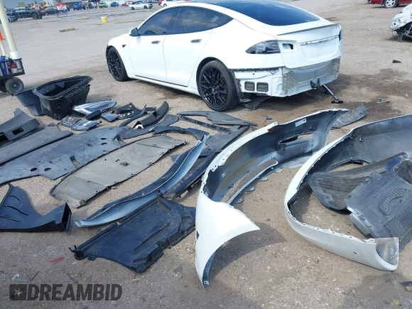 2016 Tesla Model S 70 z VIN 5YJSA1E11GF159425, wystawiony jako IAAI lot #42377639 z przebiegiem 79 767 mil mil oraz . Historia ofert i sprzedaży dostępna na DreamBid. Obrazek 12.