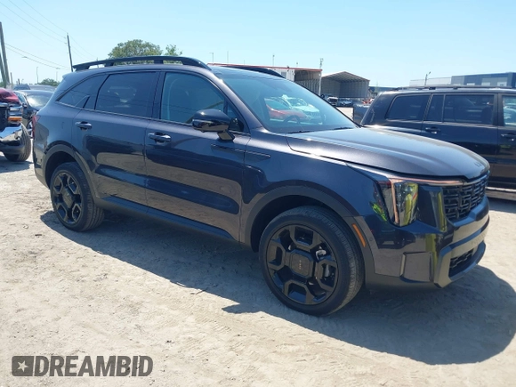 2025 Kia Sorento X-Line SX Prestige z VIN 5XYRKDJF5SG333500, wystawiony jako IAAI lot #42284751 z przebiegiem 8 733 mil mil oraz . Historia ofert i sprzedaży dostępna na DreamBid. Obrazek 1.