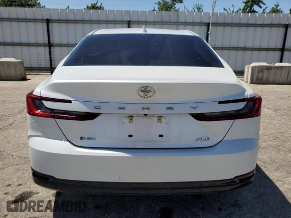 2025 Toyota Camry LE z VIN 4T1DAACK4SU520274, wystawiony jako Copart lot #54437705 z przebiegiem 9 078 mil mil oraz Czysty tytuł • Clean title. Historia ofert i sprzedaży dostępna na DreamBid. Obrazek 6.