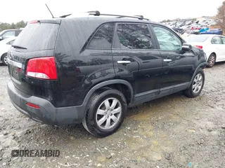 2013 Kia Sorento LX z VIN 5XYKT3A69DG354992, wystawiony jako IAAI lot #41538447 z przebiegiem 178 027 mil mil oraz . Historia ofert i sprzedaży dostępna na DreamBid. Obrazek 4.