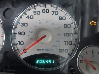2004 Jeep Liberty Limited z VIN 1J4GL58K54W118633, wystawiony jako IAAI lot #42334543 z przebiegiem 206 491 mil mil oraz . Historia ofert i sprzedaży dostępna na DreamBid. Obrazek 15.