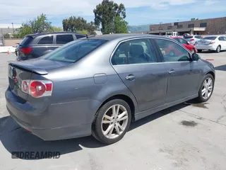 2005 Volkswagen Jetta z VIN 3VWDG71K15M638359, wystawiony jako IAAI lot #42029739 z przebiegiem 95 850 mil mil oraz . Historia ofert i sprzedaży dostępna na DreamBid. Obrazek 4.