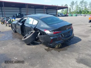 2022 BMW M8 Competition z VIN WBSGV0C09NCJ02570, wystawiony jako IAAI lot #42234609 z przebiegiem 63 712 mil mil oraz . Historia ofert i sprzedaży dostępna na DreamBid. Obrazek 3.