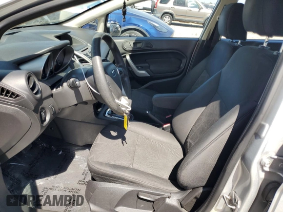 2013 Ford Fiesta SE z VIN 3FADP4EJ9DM191531, wystawiony jako Copart lot #60533515 z przebiegiem 179 639 mil mil oraz Czysty tytuł • Clean title. Historia ofert i sprzedaży dostępna na DreamBid. Obrazek 7.
