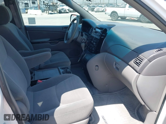 2005 Toyota Sienna CE z VIN 5TDZA23C65S272384, wystawiony jako IAAI lot #42358682 z przebiegiem 62 769 mil mil oraz . Historia ofert i sprzedaży dostępna na DreamBid. Obrazek 5.