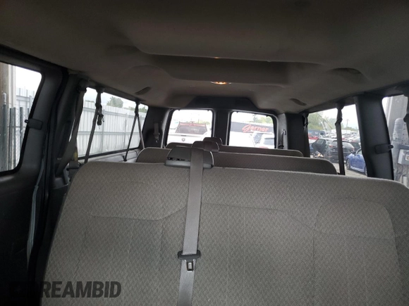 2012 Chevrolet Express Passenger 1LT z VIN 1GAZG1FA7C1125691, wystawiony jako Copart lot #72529024 z przebiegiem 256 684 mil mil oraz Szkoda całkowita • Salvage title. Historia ofert i sprzedaży dostępna na DreamBid. Obrazek 10.