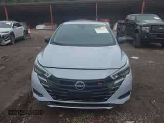 2024 Nissan Versa SR z VIN 3N1CN8FV2RL910073, wystawiony jako IAAI lot #42509343 z przebiegiem 28 837 mil mil oraz . Historia ofert i sprzedaży dostępna na DreamBid. Obrazek 6.