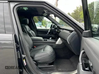 2023 Land Rover Range Rover SE z VIN SALKP9E72PA021055, wystawiony jako Copart lot #60476175 z przebiegiem 57 833 mil mil oraz Czysty tytuł • Clean title. Historia ofert i sprzedaży dostępna na DreamBid. Obrazek 5.