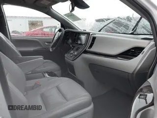 2018 Toyota Sienna XLE with VIN 5TDDZ3DC0JS201425, listed as a IAAI auction lot 42001590 with 49,772 mi miles. Bid and sale history available at carsss.com. Image 5.