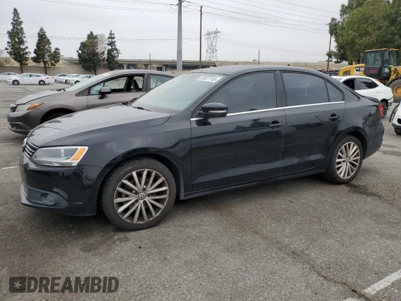 2014 Volkswagen Jetta SEL z VIN 3VWL17AJ8EM440253, wystawiony jako Copart lot #55537115 z przebiegiem 143 980 mil mil oraz Czysty tytuł • Clean title. Historia ofert i sprzedaży dostępna na DreamBid. Obrazek 1.