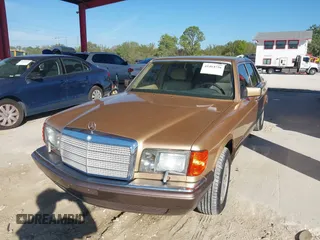 1988 Mercedes-Benz 420 with VIN WDBCA35DXJA370020, listed as a IAAI auction lot 41464756 with 110,166 mi miles. Bid and sale history available at carsss.com. Image 2.