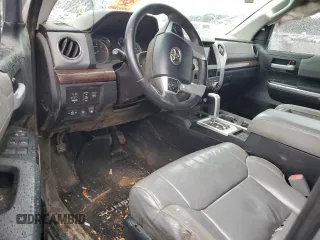 2017 Toyota Tundra Limited z VIN 5TFHW5F1XHX627001, wystawiony jako Copart lot #87833035 z przebiegiem Nie podano mil oraz Szkoda całkowita • Salvage title. Historia ofert i sprzedaży dostępna na DreamBid. Obrazek 8.