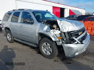 2014 Chevrolet Tahoe LT z VIN 1GNSKBE04ER197644, wystawiony jako IAAI lot #41322255 z przebiegiem 127 142 mil mil oraz . Historia ofert i sprzedaży dostępna na DreamBid. Obrazek 1.